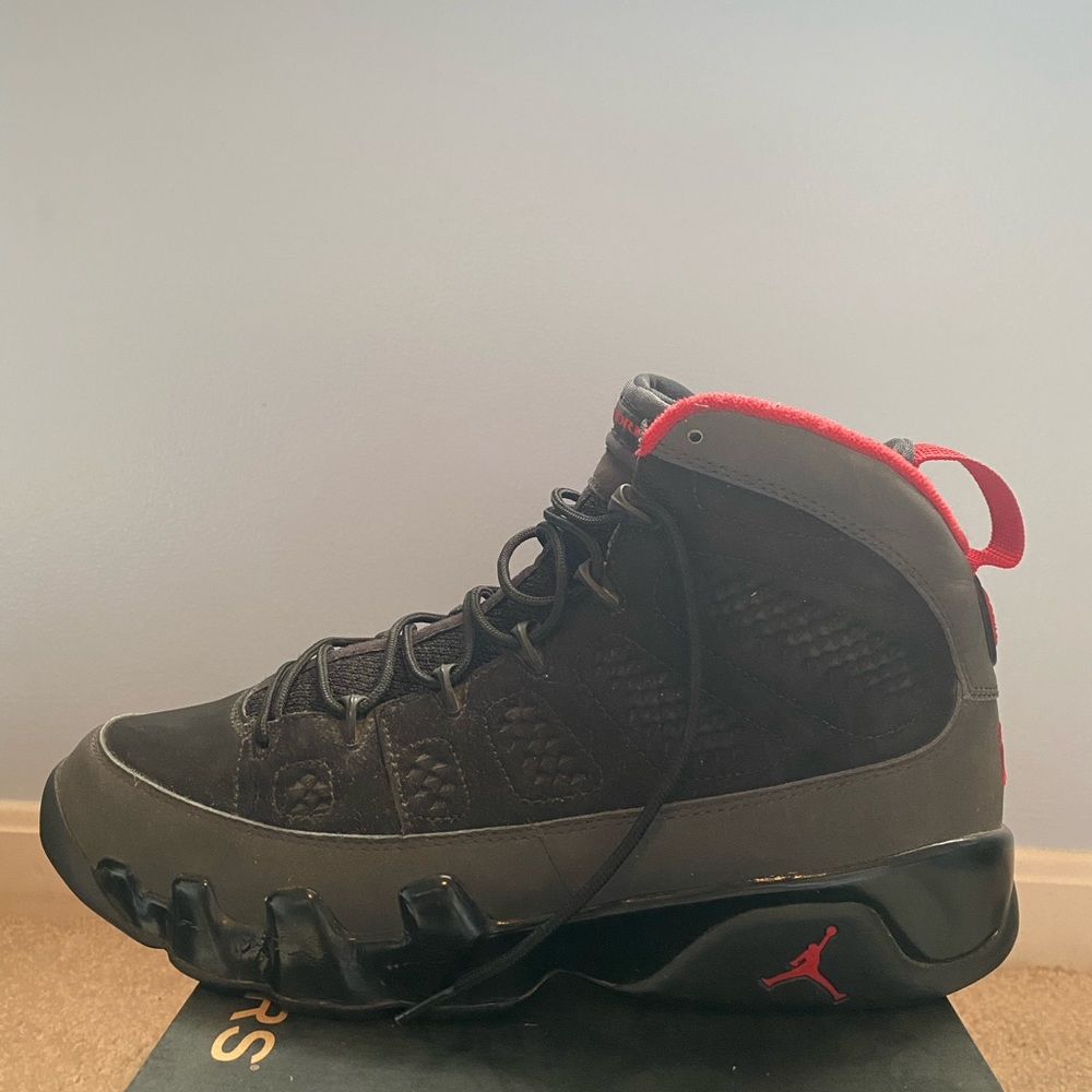 Jordan classics style 9, black Red color. Size 10.  Does have some wear, not new